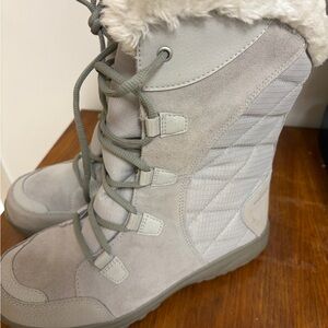 Columbia Women's Light Gray Winter Boots
